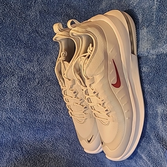 Nike Shoes - Nike Woman's Nike Air Max Axis size 12 Brand New